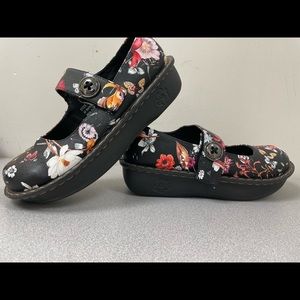 Ingaro used size 9 nursing shoes with lots of wear left.